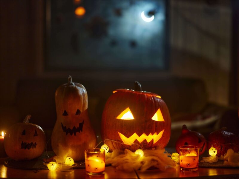 Zu sehen ist ein Kürbis im dunkeln. Er ist geschnitzt und von innen beleuchtet zu Halloween in Bamberg.