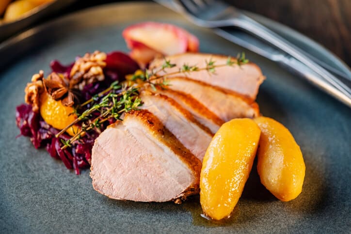 Weihnachtsessen in Bamberg. Teller mit Fleisch und Kartoffeln