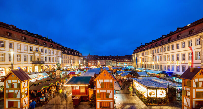 Der Weihnachtsmarkt in Bamberg von oben fotografiert. Im Dämmerlicht.
