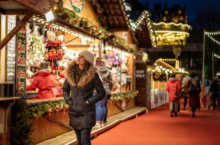 Eine Frau am bummeln durch die Stände der Weihnachtsmärkte in der Bamberger Region