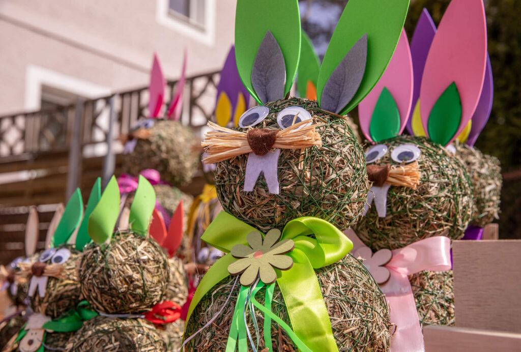 Bunte Osterhasen auf einem Ostermarkt in Bamberg. 