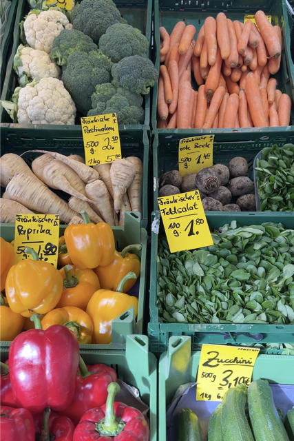 Bild von einem Gemüsestand auf dem Wochenmarkt. Zu sehen sind verschiedene Gemüsesorten aus fränkischem Anbau.