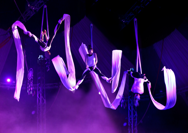 Mehrere Kinder und Jugendliche führen ihr Talent in der Luftakrobatik vor. Zirkus Giovanni in Bamberg