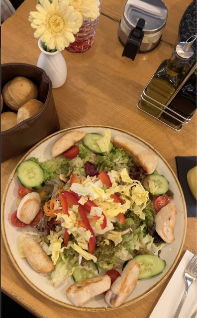 Klassiker wie Pizza oder Pasta, oder auch Salate zum Mittagessen im Rodez Sieben.