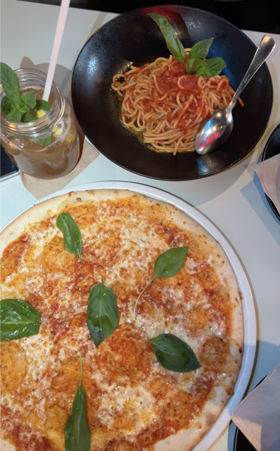 Mittagsdeal im Aposto: Pizza oder Pasta mit Getränk und Beilagensalat. 