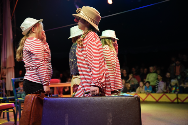 Kinder bei der Aufführung im Zirkus Giovanni als Clowns.