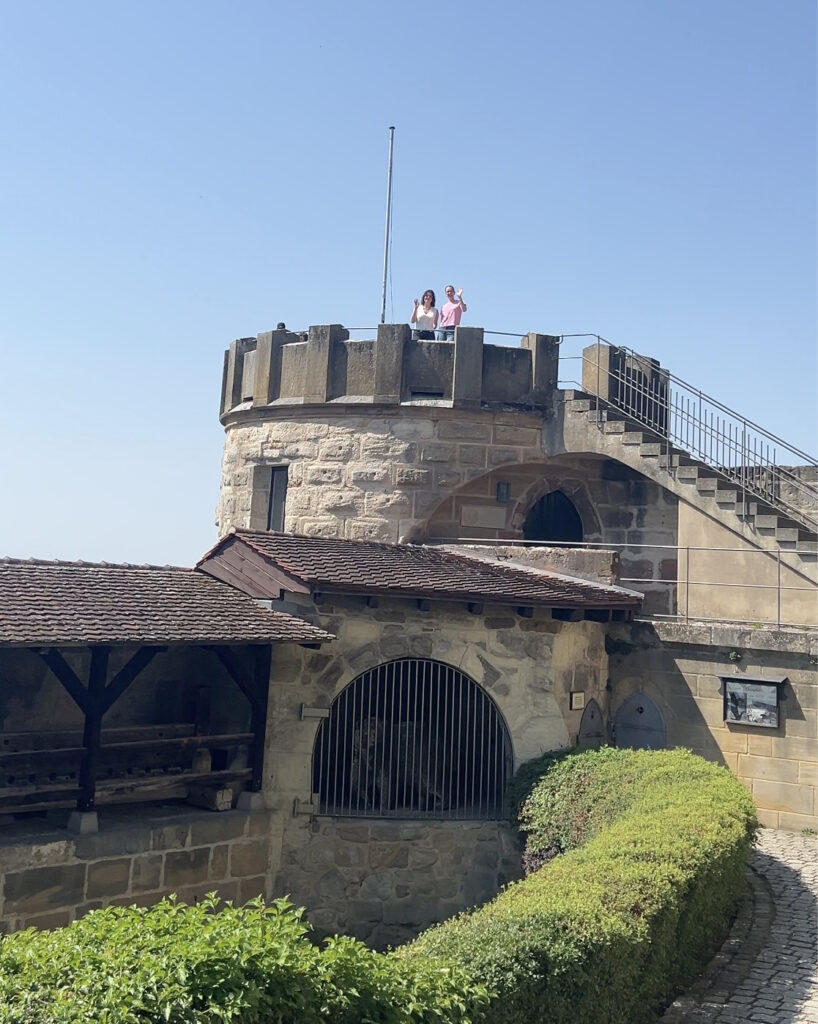 Alex und ich winken vom Turm auf der Altenburg. Restaurants mit schönem Ausblick in Bamberg.