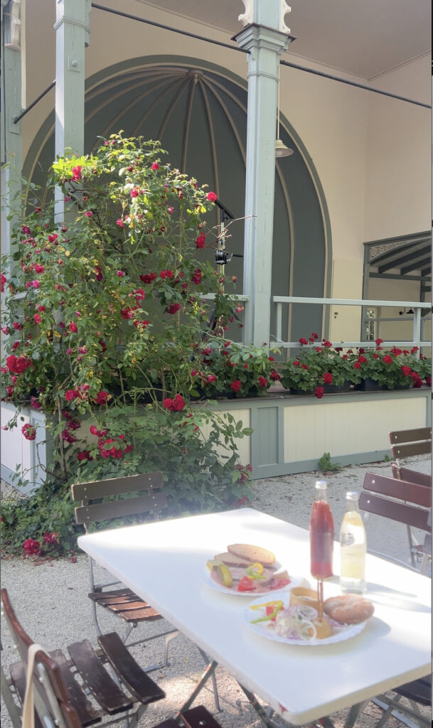 Fränkische Keller in schönster Bierkeller-Atmosphäre: Gemischte Schinkenplatte und Käse-Dreierlei mit Kochkäse im Wilde Rose Keller.