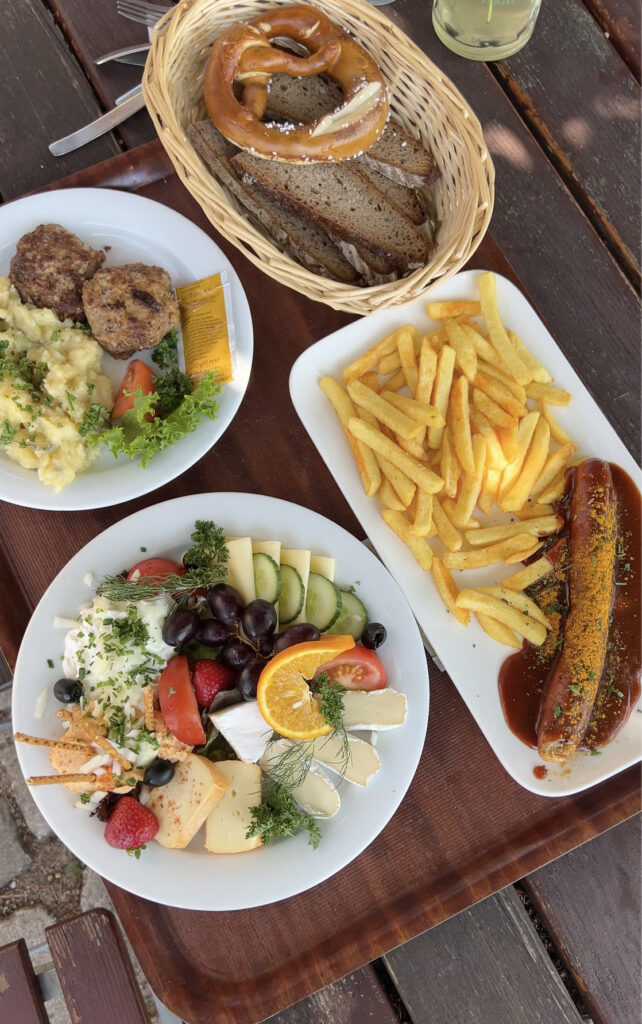 Das kulinarische Angebot der Altenburg 1: Von fränkischen Klassikern, über Käseplatten bis zu veganen Speisen.