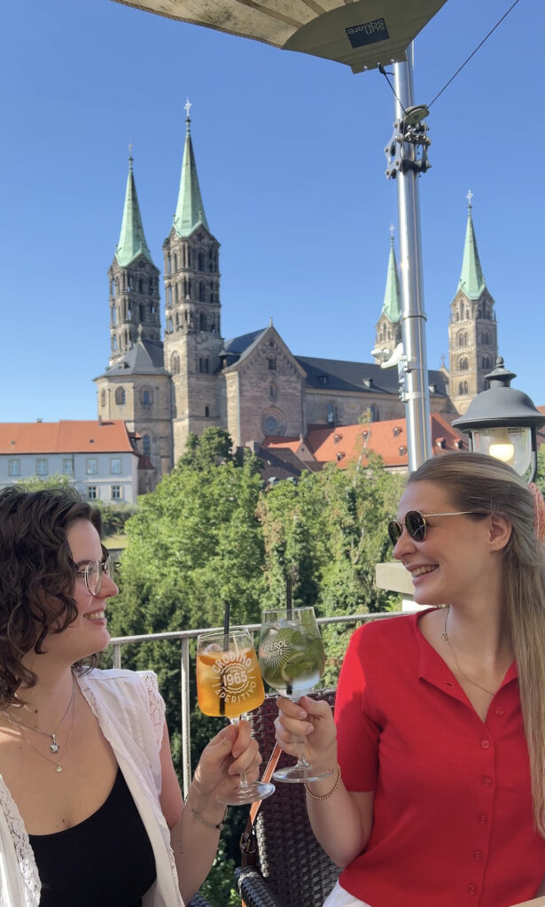 Cheers! Einen besseren Spot zum Anstoßen gibt es wohl kaum - auf der Panoramaterrasse der Domterrassen Bamberg.